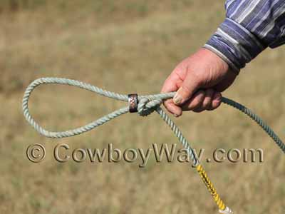 Use the horn knot to form a loop to go over the saddle horn