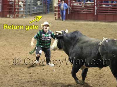 A center alley return gate